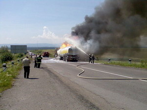 Неподалеку от Дрогобыча загорелся автомобиль с нефтепродуктами 