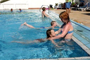 Где научить ребенка плавать? 