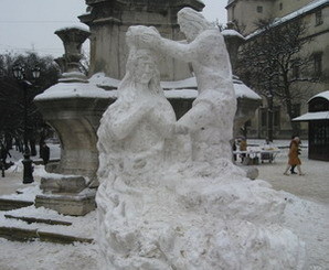 Львов украсили пятиметровыми снежными скульптурами 