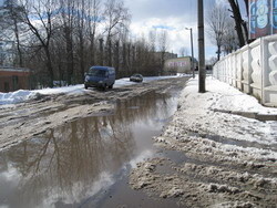 За две недели глубина рытвины на улице Навроцкого увеличилась до 20 сантиметров 