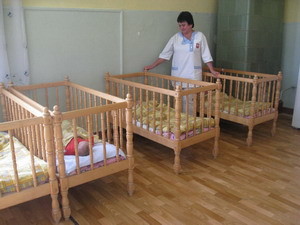 На трех младенцев из «Окна жизни» претендуют 110 семей