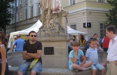День Независимости во Львове: Статуи в вышиванках, дегустация вареников и лазерное шоу