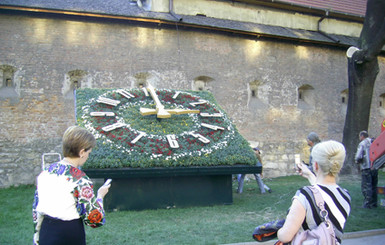На площади Мытной во Львове цветочные часы опять отсчитывают время 