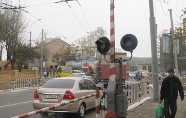 Львовские водители любят прошмыгнуть перед «носом» поезда