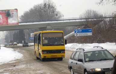 Автобусы не могут выехать из заваленных снегом сел