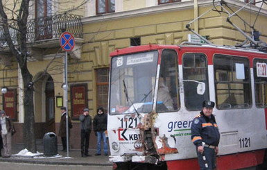 Основная версия аварии в центре города: У трамвая отказали тормоза, и он протаранил маршрутку