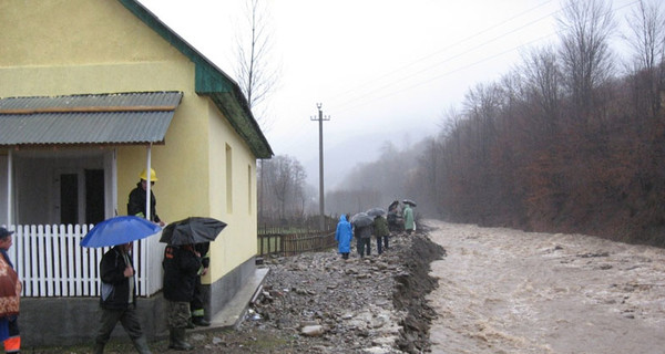 В подтопленные паводком дома в Закарпатье уже возвращаются люди