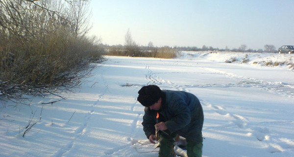 Рыбаки и дети испытывают первый лед
