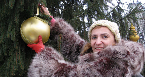 Корреспонденты «Комсомолки» помогали украшать главную елку города 