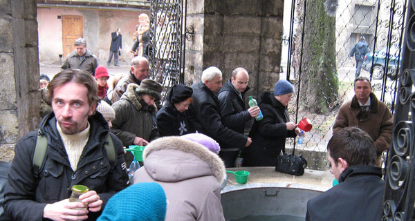 На площади Рынок освященную воду набрали тысячи верующих