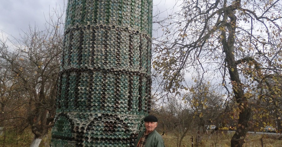 На Львовщине построили 8-метровую копию Пизанской башни из бутылок