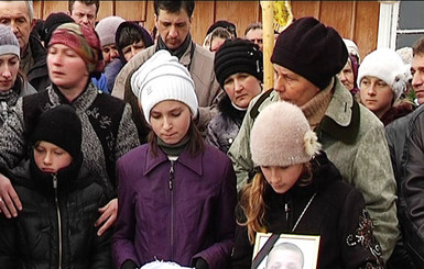 Андрюшу Царинского похоронили возле мамы, сестрички и брата