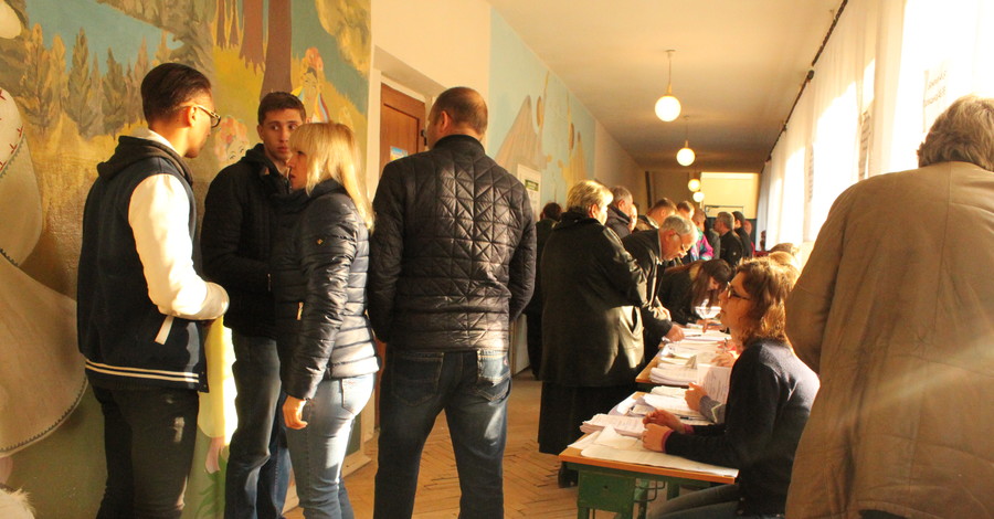 Выборы во Львове: на участках в густонаселенных районах – затишье, а на окраинах - очереди