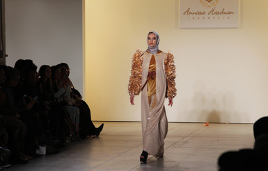На подиум недели моды в Нью-Йорке вышли модели в хиджабах 