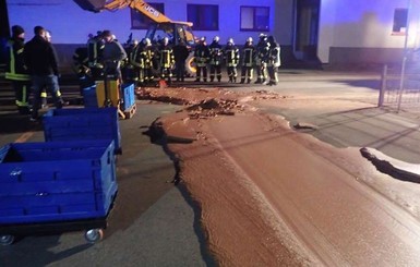 В Германии улицу залила тонна шоколада