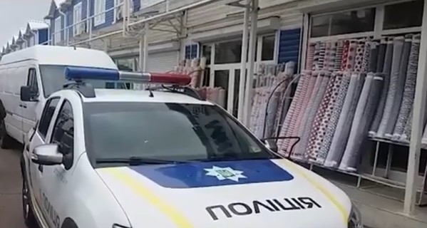 В Одессе неизвестные в масках обстреляли магазин тканей на 