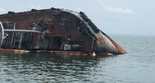 С затонувшего у Одессы танкера вытекла нефть и загрязнила воду