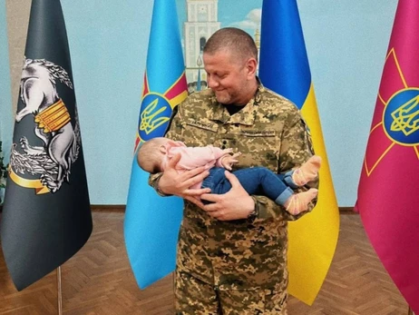 Офицер ВСУ показала снимки Залужного со спящим младенцем на руках
