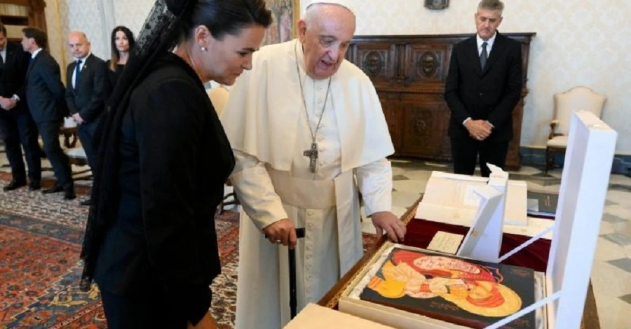 Президент Венгрии подарила Папе икону из Закарпатья