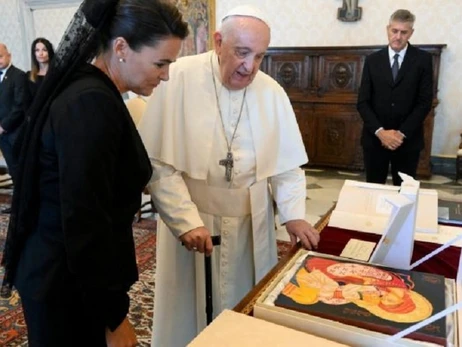 Президент Венгрии подарила Папе икону из Закарпатья