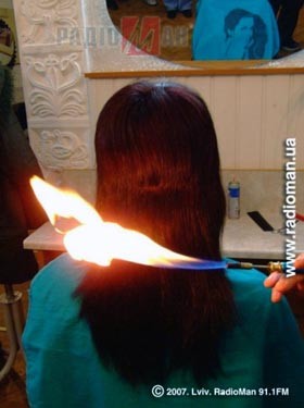 Львовский парикмахер стрижет клиентов… паяльном 