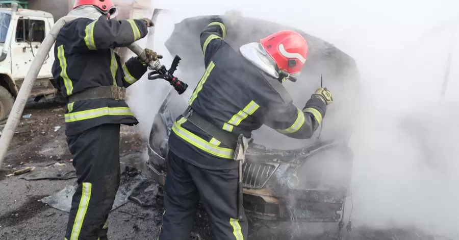На Харківщині дрон вдарив по авто, поранено подружжя волонтерів та їхнього сина