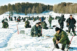 В Бердянске с дрейфующих льдин сняли 80 рыбаков  