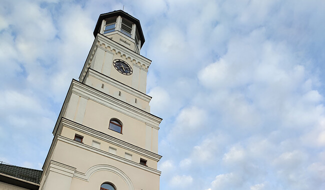Башня с часами нового корпуса академии, открытого в 2019 году. Фото: Ольга Кухарук