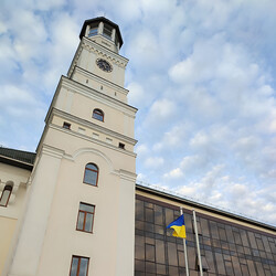 Башня с часами нового корпуса академии, открытого в 2019 году. Фото: Ольга Кухарук
