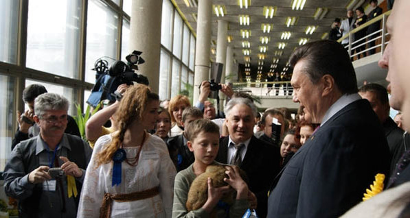 Сурок Миша перед визитом к президенту Украины сделал маникюр