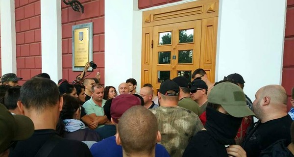В Одессе штурмуют мэрию - требуют отставки Труханова