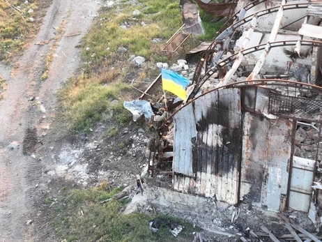 На звільненому від росіян Зміїному острові офіційно підняли прапор України  