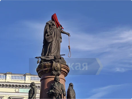 Пам'ятник Катерині ІІ в Одесі “прикрасили” ковпаком ката та зашморгом (оновлено)