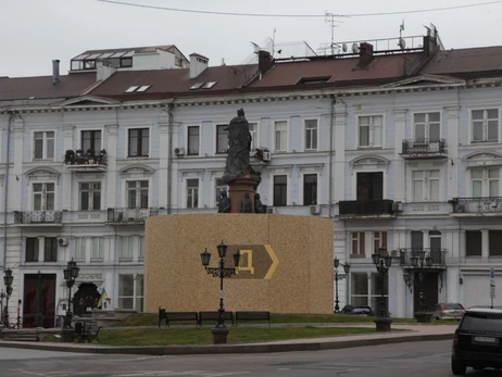 В Одесі пам'ятник Катерині II огородили парканом