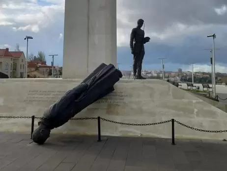 У Севастополі на монументі Примирення вітер здув червоноармійця