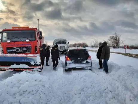 Закарпаття та Львівщину засипає снігом, рух на трасах ускладнений