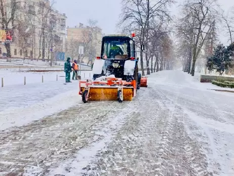 У Києві комунальники ліквідовують наслідки снігопаду