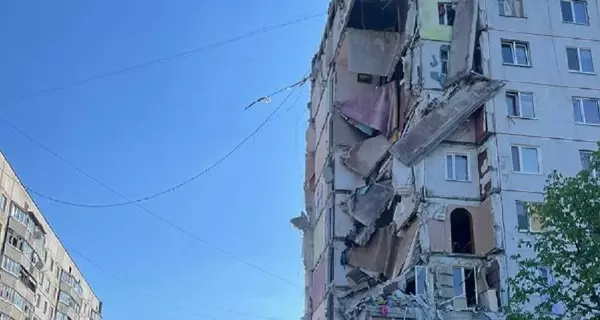 Россияне ударили ракетой по 9-этажке в Волчанске, есть жертвы