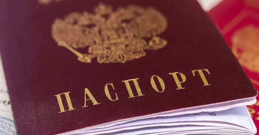 Россия обсуждает запрет выдачи документов своим гражданам за границей, - СМИ