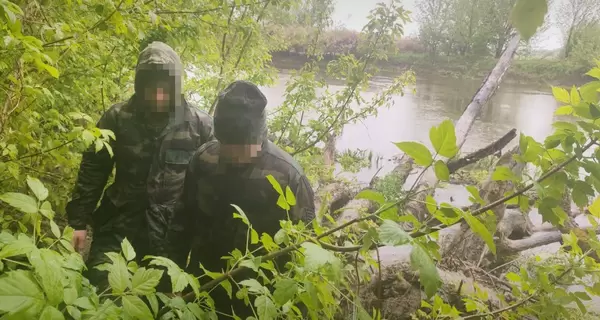 Двое мужчин переплыли Западный Буг, чтобы вернуться из-за границы в Украину