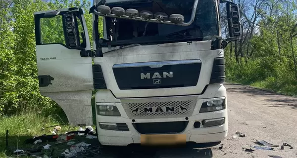 Возле Волчанска россияне ударили FPV-дроном в грузовик во время движения, есть раненый